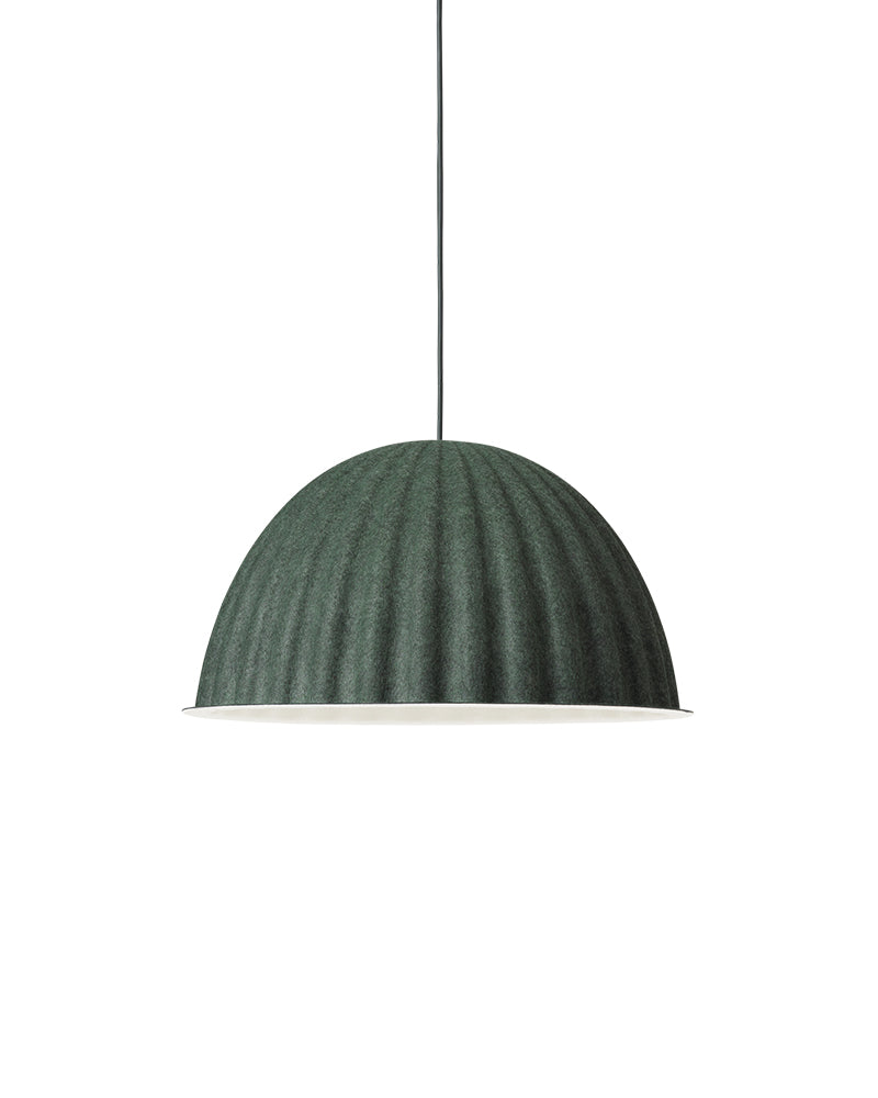 Under bell Mørkegrøn pendel lampe fra Muuto, frisørudstyr til frisørsalon med blød lampeskærm til akustik